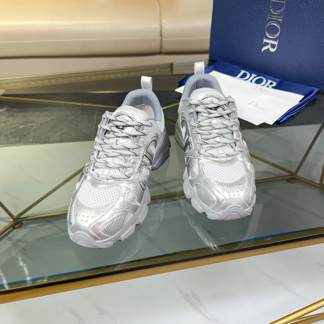 Men's Men's Shoes 💰500 [New Style] 🛠️🛠️Dior-Dior Chrono sneakers are a new product in the 2024 autumn ready-to-wear series, reinterpreting running shoes in Dior's high-end style. Crafted from beige mesh with laminated leather-effect panels in gold and silver tones, it's highlighted by CD logos on the sides, a star patch on the tongue and a Dior logo on the heel. Featuring tri-color laces, a lightweight sole and star embellishments for a casual look for any season. Size: Female size 35-41 (Female size 41 and 42 can be customized) Male size 39-44 (45/46 can be customized) Color: white, pink, gold, silver, black